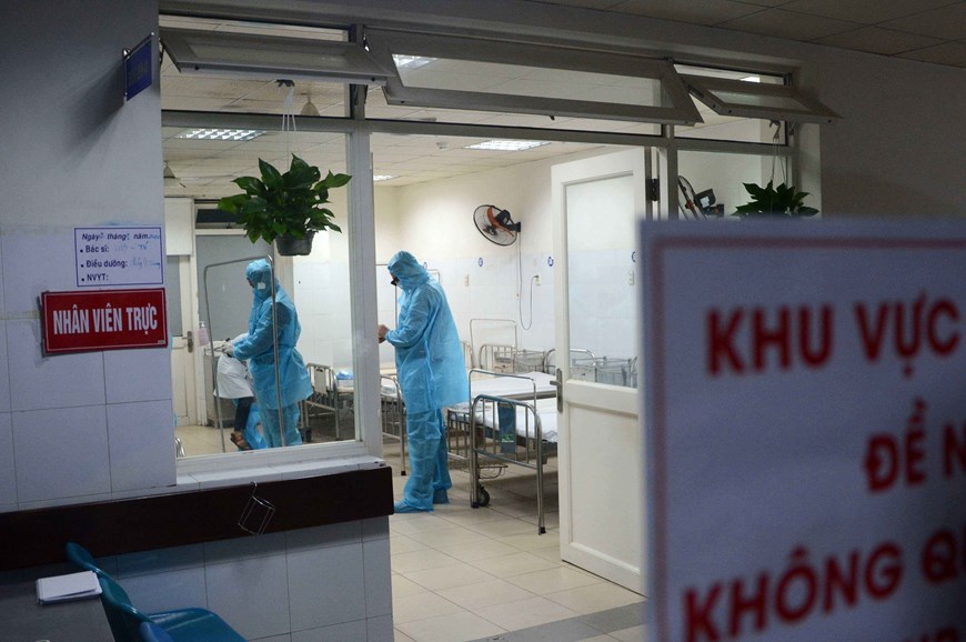 Các nhân viên y tế mặc áo quần, khẩu trang bảo hộ khi vào điều trị cho bệnh nhân bị cách ly tại Bệnh viên Đà Nẵng. (Ảnh: Văn Dũng/TTXVN)