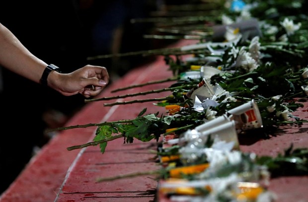 Đặt hoa tưởng niệm các nạn nhân. (Nguồn: Reuters)