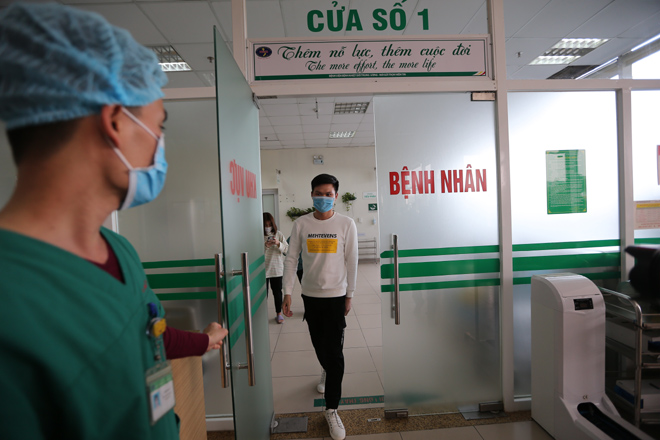 Bệnh nhân T. C. P, 30 tuổi; địa chỉ ở Minh Quang, Tam Đảo (Vĩnh Phúc) đang bước ra khỏi khu cách ly.