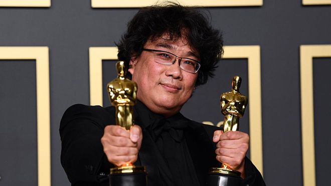 Đạo diễn Bong Joon-ho của phim Parasite nhận tượng vàng Oscar.   Ảnh: Reuters