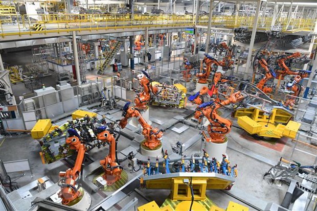 Robot kỹ thuật làm việc tại phân xưởng sản xuất tập đoàn chế tạo ôtô Geely của Trung Quốc ở Lâm Hải, tỉnh Chiết Giang. (Ảnh: THX/TTXVN)
