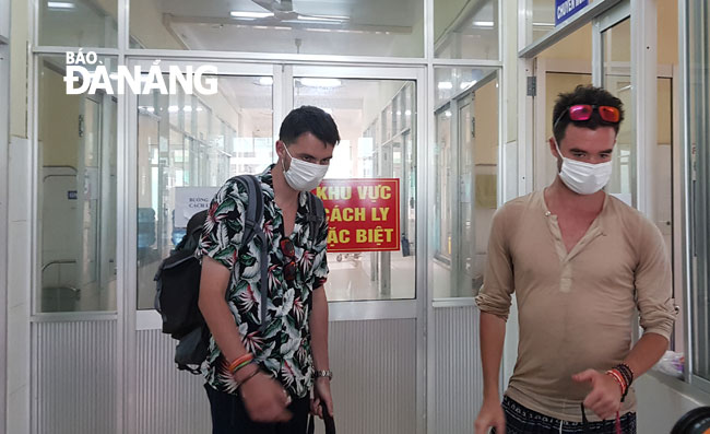 Người nước ngoài thăm người thân tại khu vực cách ly Bệnh viện Phổi Đà Nẵng. Ảnh: PHAN CHUNG
