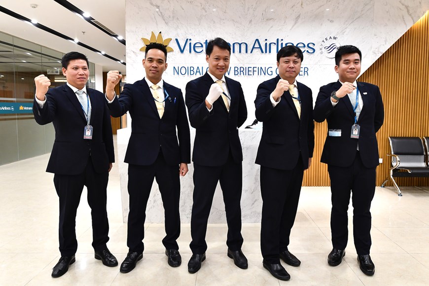 Tổ bay của Vietnam Airlines sẵn sàng cho chuyến bay đặc biệt đưa công dân Việt Nam từ tâm dịch Vũ Hán về nước. (Ảnh: Vietnam Airlines)