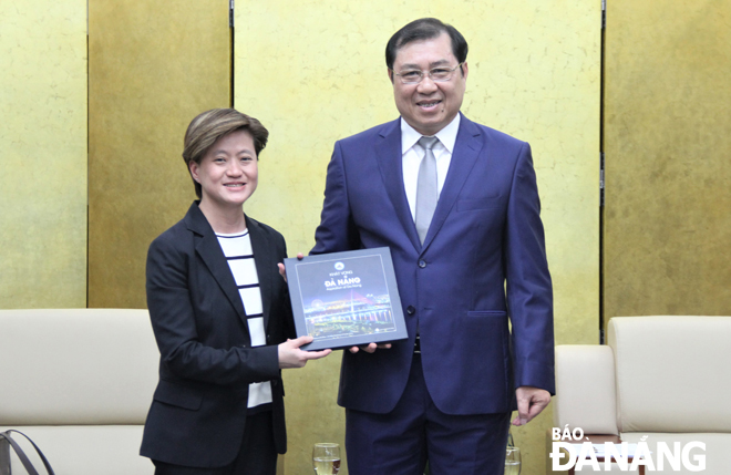 Chủ tịch UBND thành phố Huỳnh Đức Thơ (phải) tiếp bà Catherine Wong Siow, Đại sứ Singapore tại Việt Nam.  Ảnh: LAM PHƯƠNG