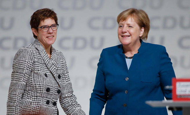 Bà Annegret Kramp-Karrenbauer và Thủ tướng Merkel. Ảnh: AFP