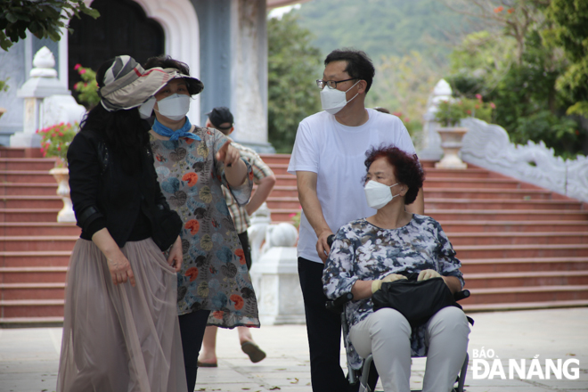 Foreign visitors wearing face masks at the Linh Ung Pagoda to prevent the spread of infections 