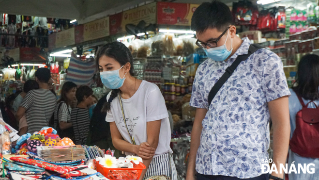 Foreign shoppers at the Han Market