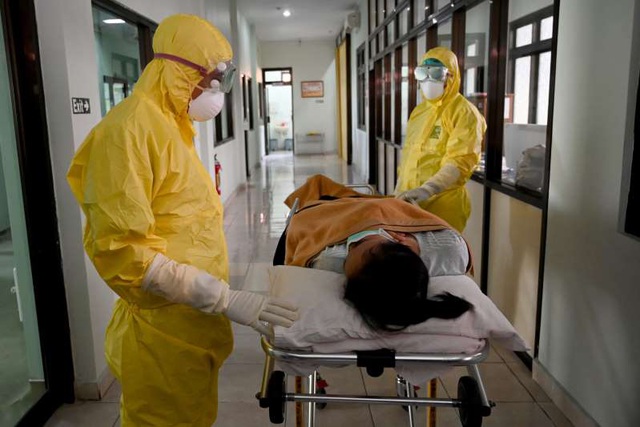 Các nhân viên y tế mặc đồ bảo hộ tham gia diễn tập xử lý một bệnh nhân nghi ngờ tại Bệnh viện Sangmus ở Denpasar, hòn đảo nghỉ mát của Indonesia, Indonesia, ngày 12 tháng 2 năm 2020.