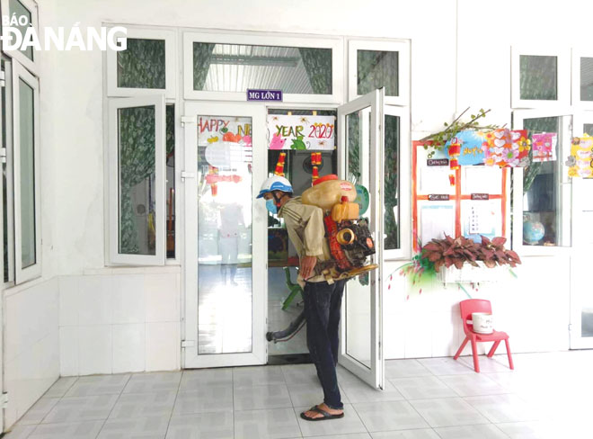 Trường mầm non Bình Minh, quận Hải Châu tiến hành khử trùng chuẩn bị đón học sinh đi học lại vào ngày 17-2. Ảnh: NGỌC PHÚ