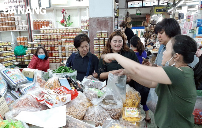 Visitors at the Han Market