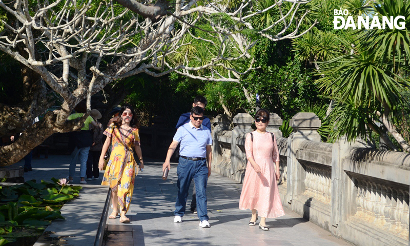 Đà Nẵng vẫn đang là điểm đến an toàn, thân thiện. Trong ảnh: Du khách ngắm cảnh khu, điểm du lịch của Đà Nẵng. ảnh THU HÀ.
