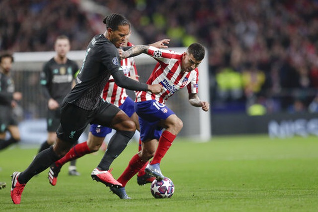 Van Dijk trong nỗ lực ngăn chặn Correa, các cầu thủ Atletico cầm bóng chỉ bằng nửa Liverpool nhưng lại chơi tấn công sắc nét hơn hẳn