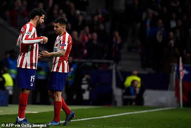 Costa (trái) trở lại thi đấu sau thời gian dài chấn thương, anh khát khao thể hiện mình song không hiệu quả