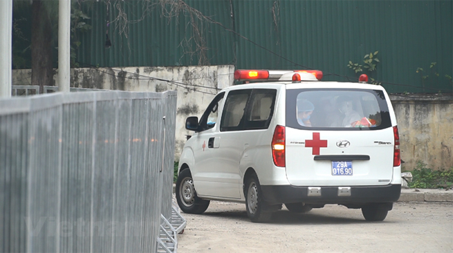 •       Chiếc xe lên đường đưa bệnh nhân về Sơn Lôi, tỉnh Vĩnh Phúc. (Ảnh: Minh Hiếu/Vietnam+)
