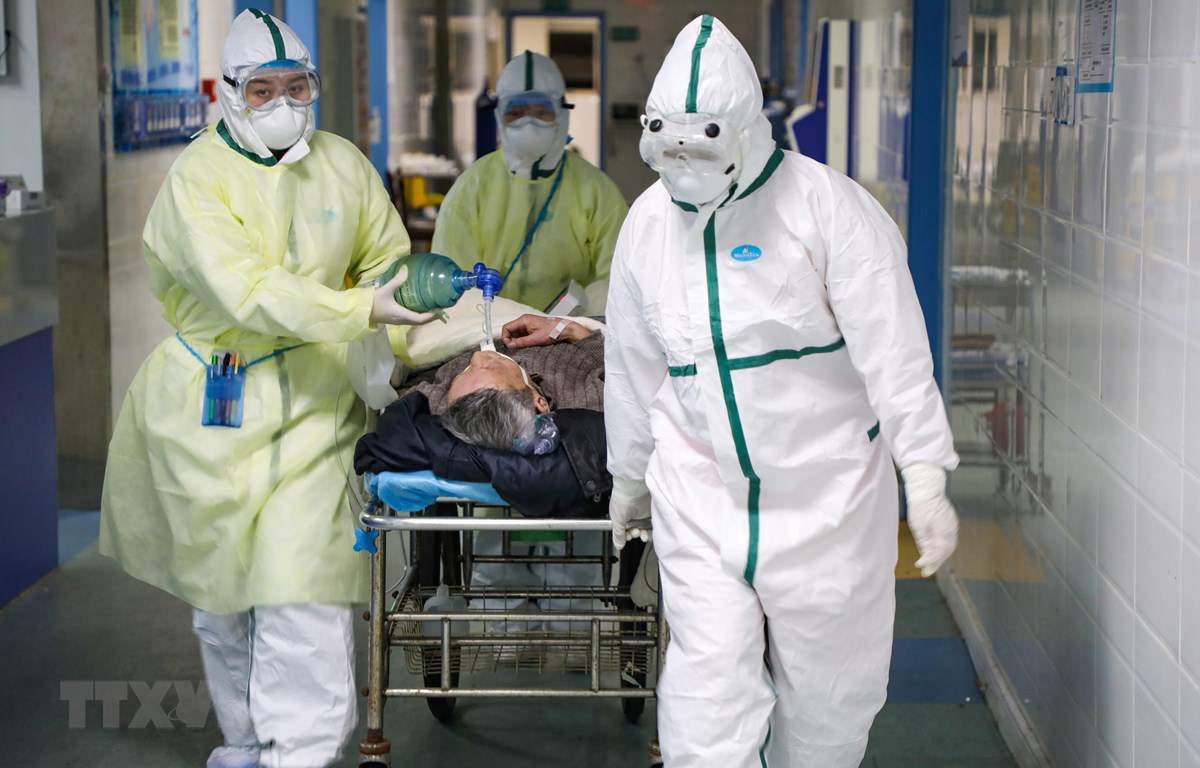 Nhân viên y tế chuyển bệnh nhân nhiễm dịch viêm đường hô hấp cấp COVID-19 tới bệnh viện Vũ Hán, tỉnh Hồ Bắc. (Ảnh: Reuters/TTXVN)
