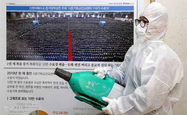 Phun thuốc khử trùng tại một cơ sở tôn giáo ở Daegu (Nguồn: Yonhap)