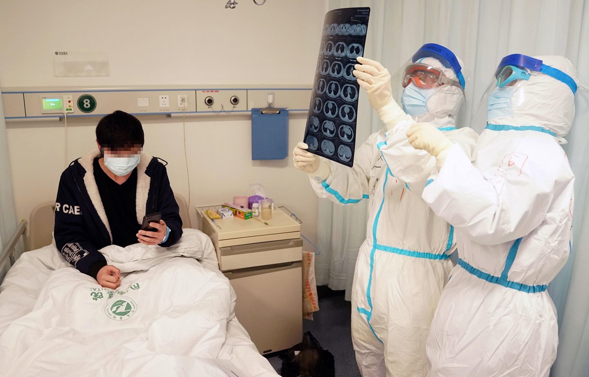 Nhân viên y tế điều trị cho bệnh nhân nhiễm COVID-19 tại bệnh viện ở Vũ Hán, tỉnh Hồ Bắc, Trung Quốc, ngày 18-2-2020. (Ảnh: THX/TTXVN)