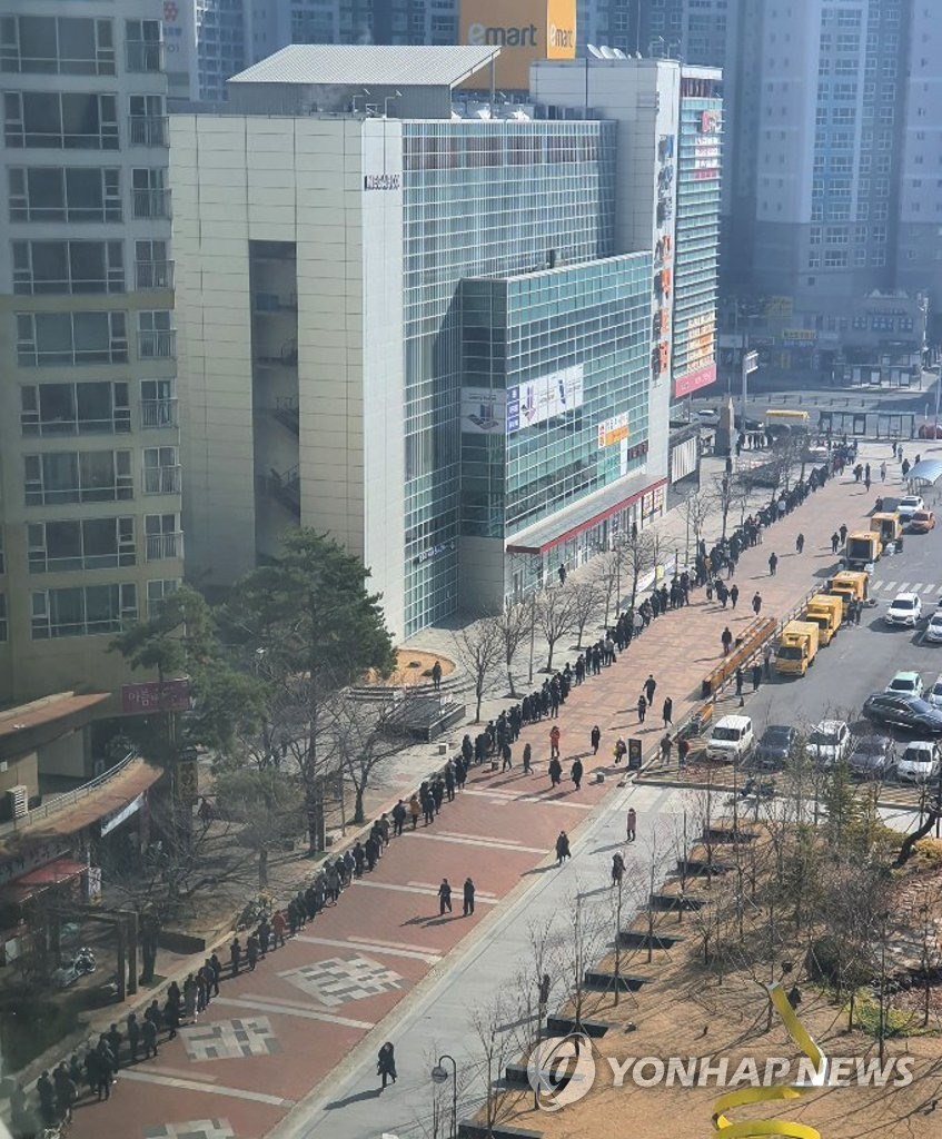 Người dân xếp hàng dài trước cửa siêu thị E-mart tại thành phố Daegu để mua khẩu trang. (Nguồn: Yonhap)