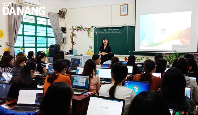 Trường tiểu học Núi Thành triển khai hệ thống trực tuyến giao bài cho học sinh. Ảnh: NGỌC PHÚ