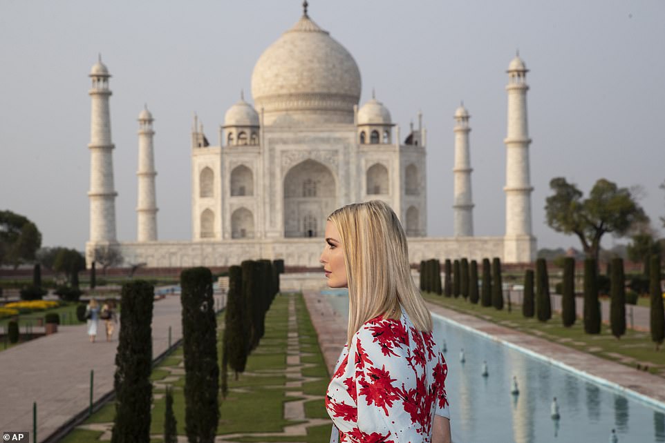Con gái Tổng thống Mỹ, cố vấn Ivanka Trump thăm đền Taj Mahal... Ảnh: AP