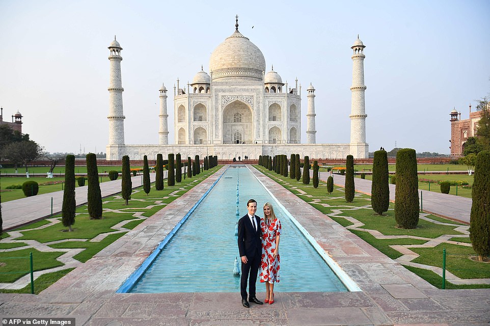 và cùng chồng Jared Kushner chụp những tấm hình đẹp trước công trình biểu tượng của Ấn Độ. Ảnh: AFP