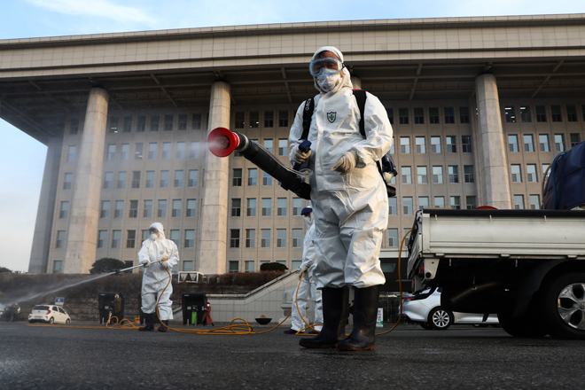 Tòa nhà Quốc hội ở thủ đô Seoul (Hàn Quốc) đóng cửa và được phun thuốc khử trùng vào ngày 25-2. Ảnh: Getty Images