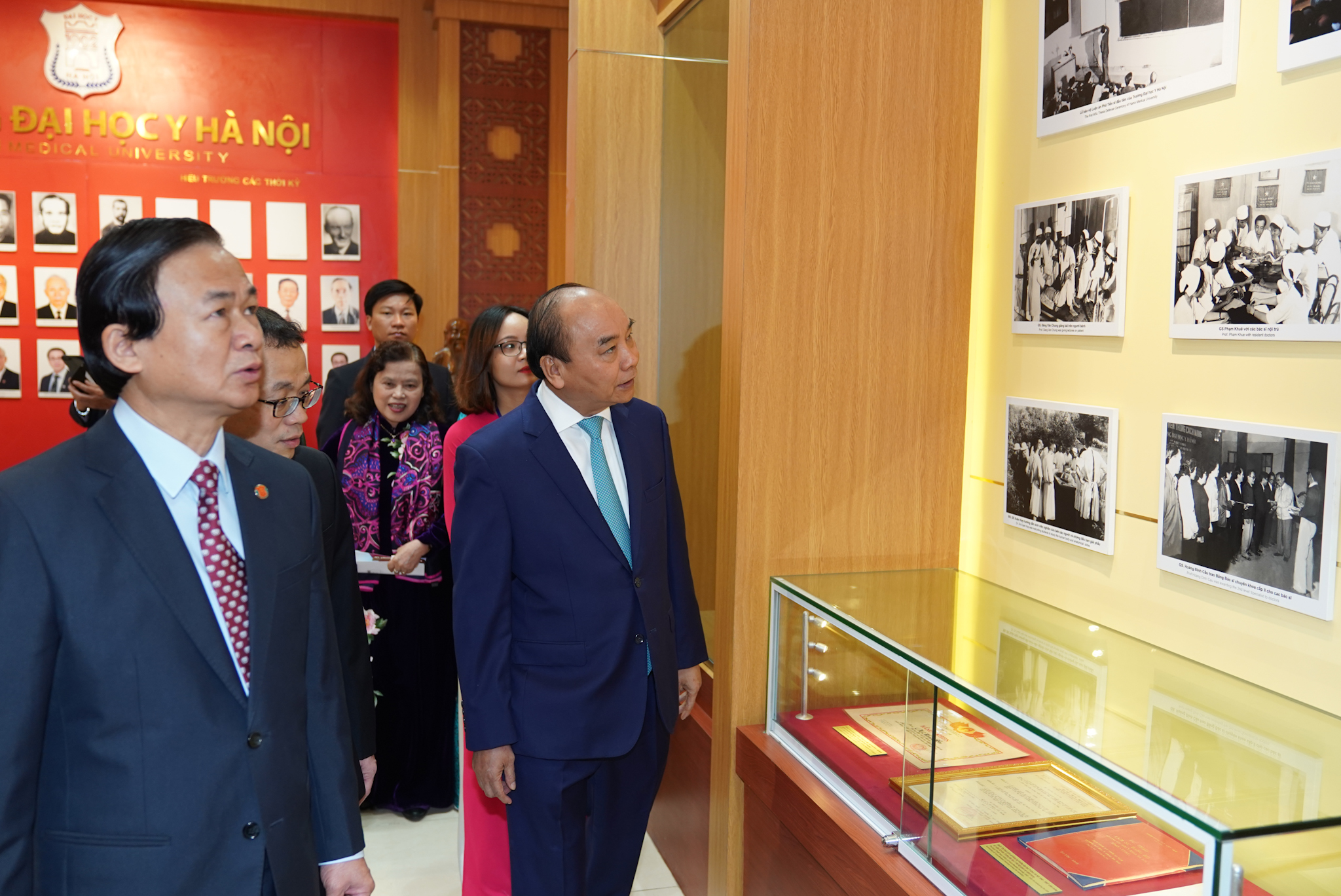 Thủ tướng thăm Phòng Truyền thống của Đại học Y Hà Nội. Ảnh: VGP/Quang Hiếu