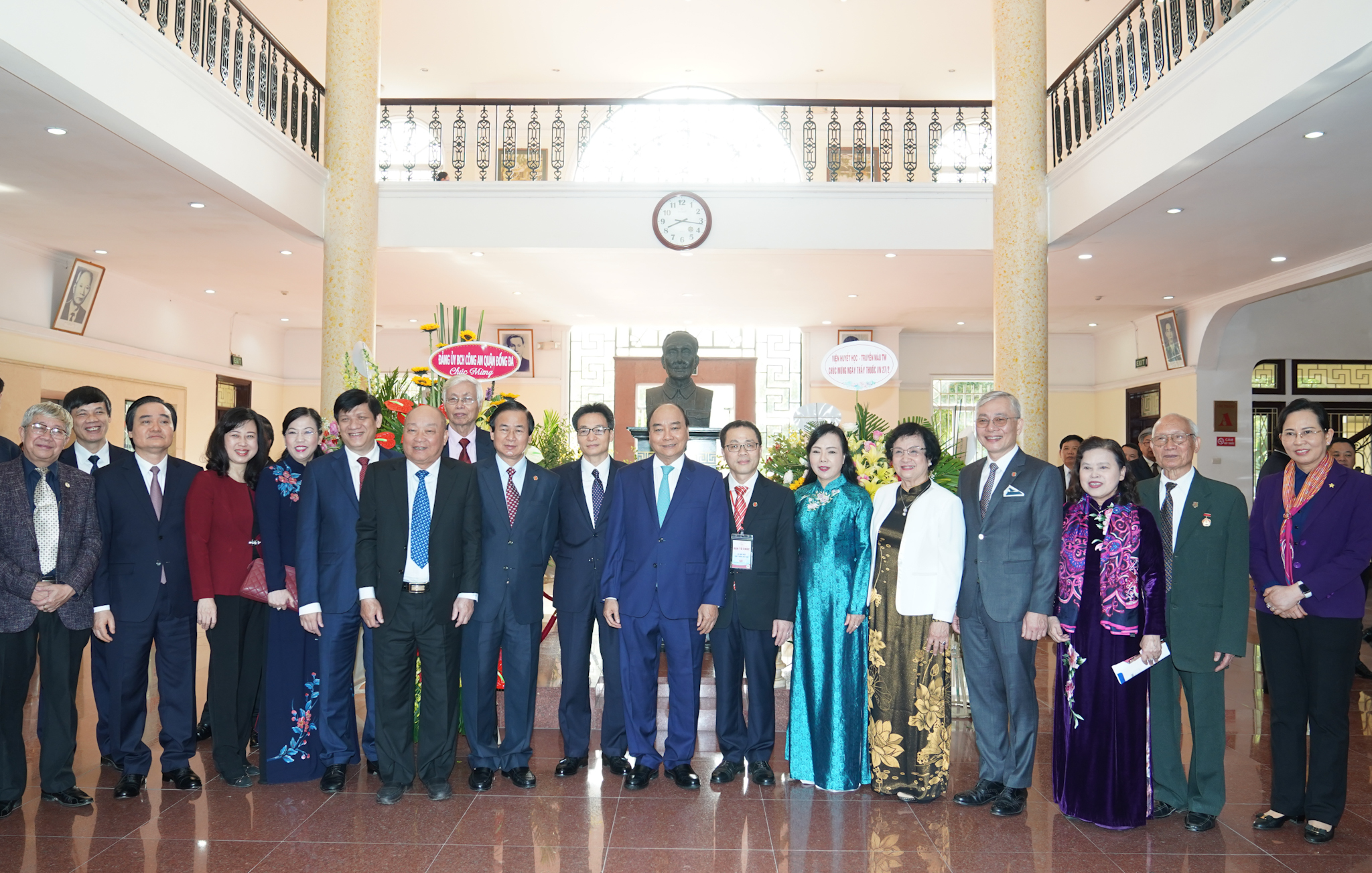 Thủ tướng Nguyễn Xuân Phúc, Phó Thủ tướng Vũ Đức Đam cùng các đại biểu dự buổi lễ. Ảnh: VGP/Quang Hiếu