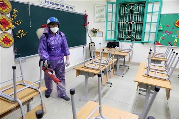 Trường THCS Trưng Vương, quận Hoàn Kiếm, Hà Nội, tiến hành phun thuốc khử khuẩn. (Ảnh minh họa: Thanh Tùng/TTXVN)