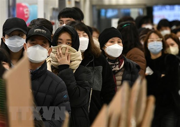 Người dân Hàn Quốc xếp hàng mua khẩu trang phòng dịch COVID-19 tại một cửa hàng bán lẻ ở Daegu, cách Seoul khoảng 330km về phía Đông Nam, ngày 25/2/2020. (Nguồn: AFP/TTXVN)
