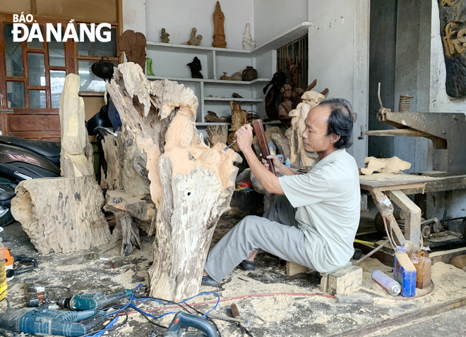 Nhà điêu khắc Nguyễn Quang luôn dành thời gian để sáng tạo những tác phẩm nghệ thuật chất lượng. Ảnh: Q.T