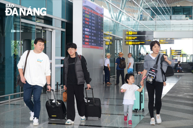 Nhiều doanh nghiệp du lịch gặp khó do lượng khách Hàn Quốc đến Đà Nẵng giảm đáng kể.  TRONG ẢNH: Du khách đến Đà Nẵng tham quan năm 2019.                                      Ảnh: HÀ KHUÊ
