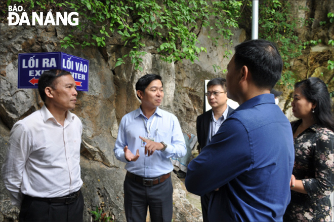 Phó Tổng cục trưởng Tổng cục Du lịch Ngô Hoài Chung (ngoài cùng bên trái) trong buổi kiểm tra, khảo sát tại Khu di tích thắng cảnh Ngũ Hành Sơn. 			Ảnh: THU HÀ