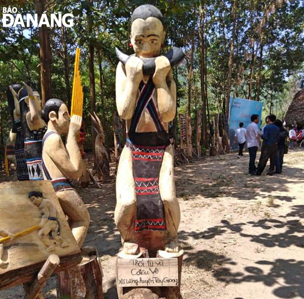 Tác phẩm “Thổi tù và” của nghệ nhân Cơ-lâu Vê (xã Lăng, huyện Tây Giang) tại trại sáng tác điêu khắc tượng gỗ người Cơtu năm 2019.  					              Ảnh: NGỌC HÀ