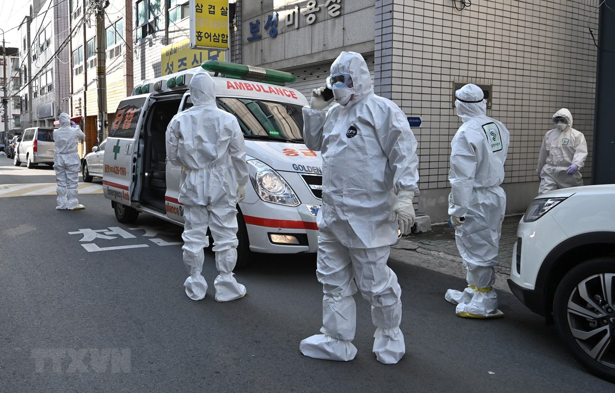 Nhân viên y tế Hàn Quốc làm nhiệm vụ tại một khu dân cư ở thành phố Daegu, nơi phát hiện các trường hợp có triệu trứng nhiễm virus SARS-CoV-2, ngày 27/2. (Ảnh: AFP/TTXVN)