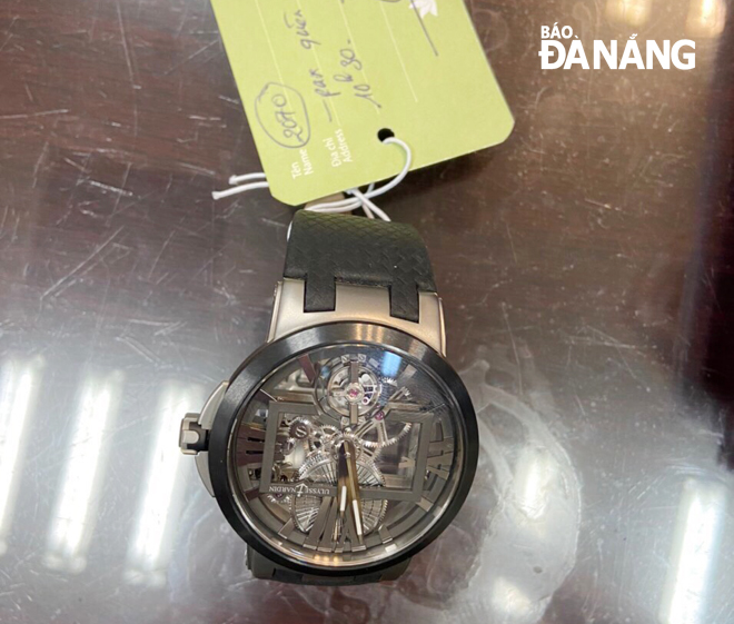Trao trả chiếc đồng hồ trị giá gần 40.000 USD cho đại biểu hội nghị ASEAN để quên