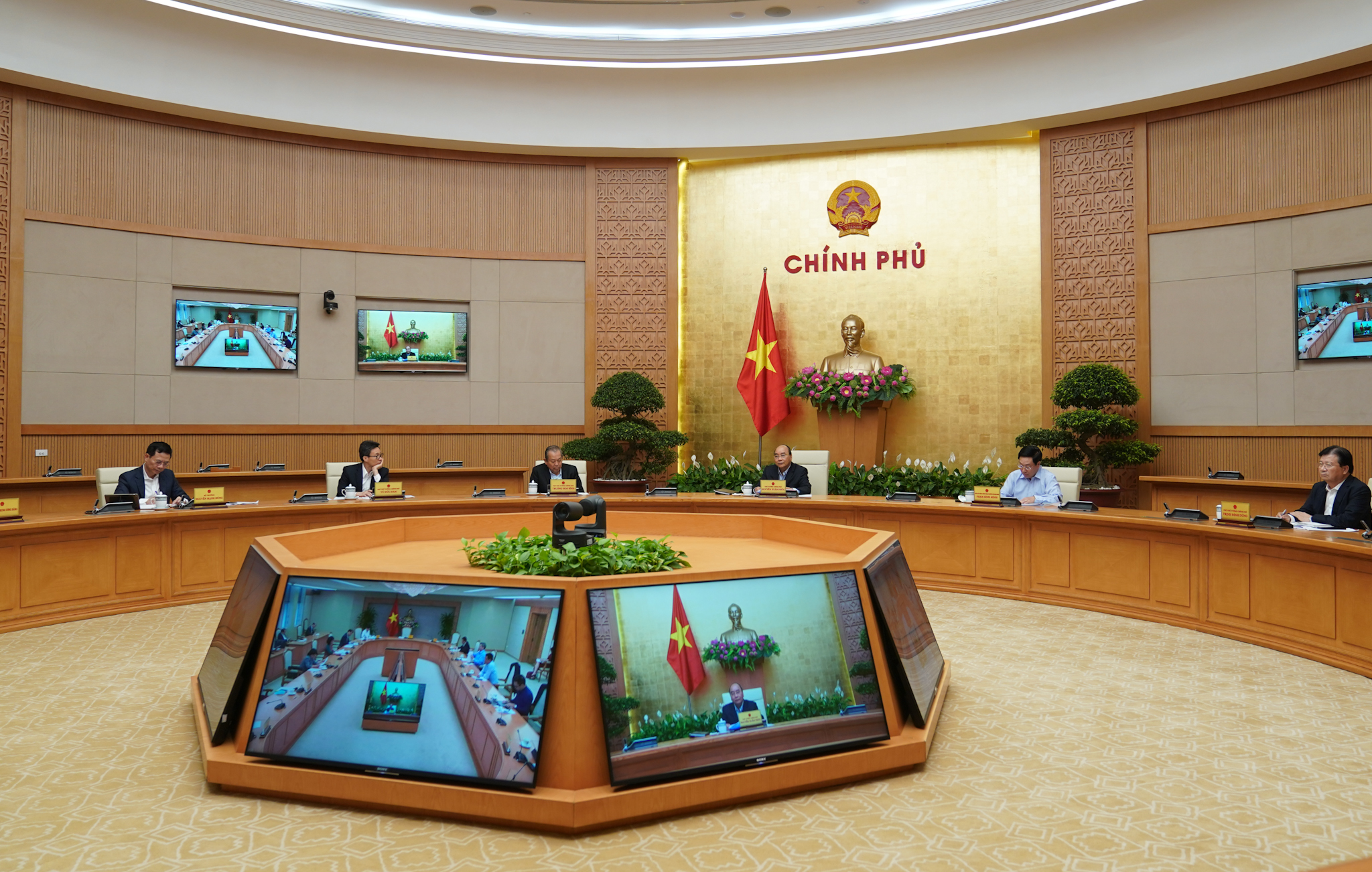 Thủ tướng Nguyễn Xuân Phúc: Phải làm tốt 3 vòng chống dịch