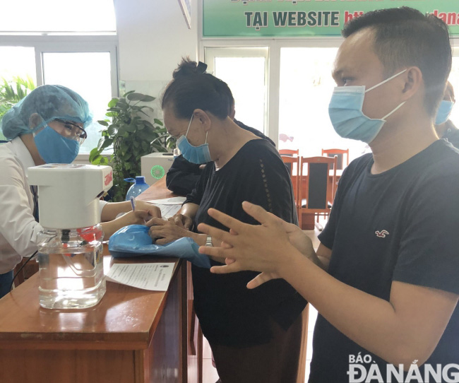 Bệnh viện Đà Nẵng đặt hàng sinh viên sản xuất 10 máy rửa tay sát khuẩn tự động