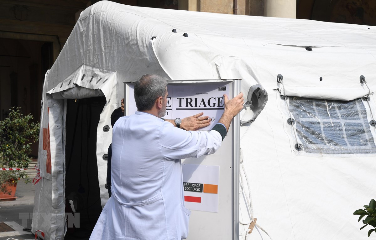 Nhân viên y tế kiểm tra một khu cách ly tạm thời dành cho bệnh nhân nhiễm COVID-19 tại bệnh viện ở Florence, Italy, ngày 25-2. (Ảnh: AFP/TTXVN)