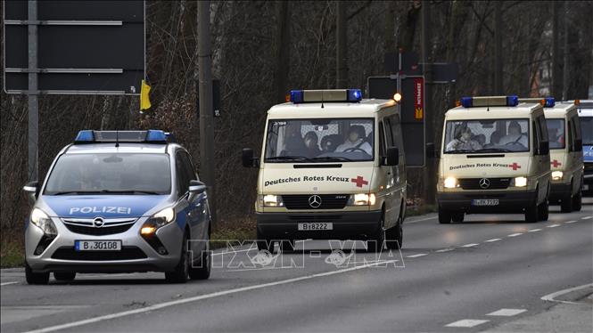  Đoàn xe của Hội chữ thập đỏ Đức chở công dân nước này sơ tán từ Vũ Hán, tỉnh Hồ Bắc, Trung Quốc, tới khu vực cách ly tại bệnh viện ở Berlin Kopenick, ngày 9-2-2020. Ảnh: AFP/TTXVN