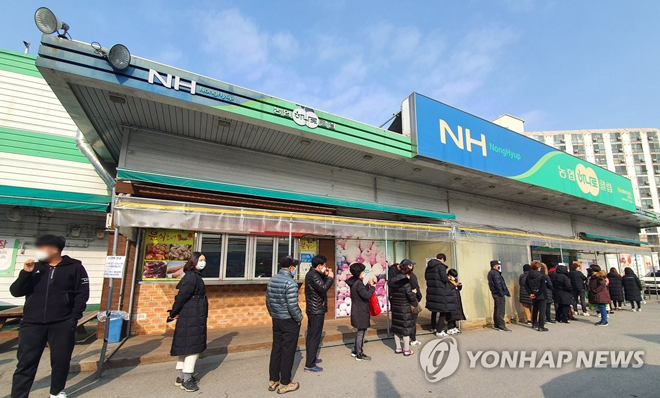 Ngày 1-3, người dân xếp hàng để mua khẩu trang trước siêu thị Nonghyup ở Cheongju, cách thủ đô Seoul 130km về phía nam.	                                                 Ảnh: Yonhap