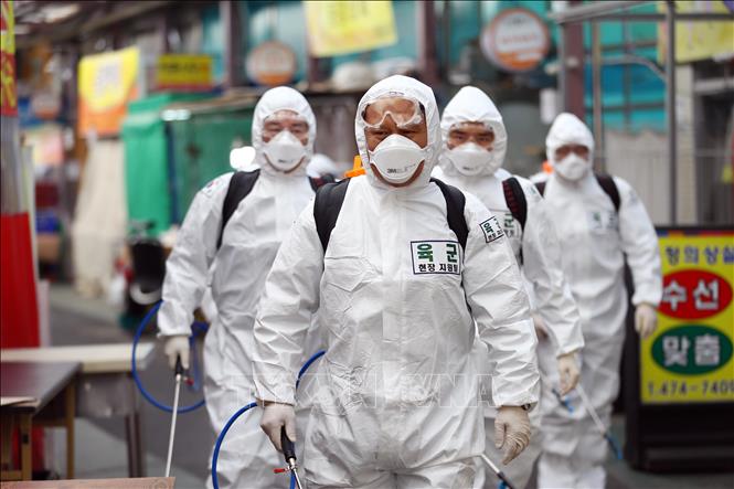 Binh sĩ Hàn Quốc phun thuốc khử trùng nhằm ngăn chặn sự lây lan của dịch COVID-19 tại thành phố Daegu, ngày 2-3-2020. Ảnh: AFP/TTXVN