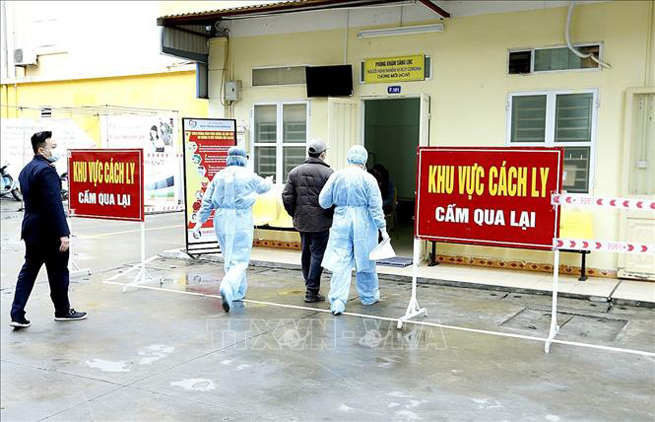 Nhân viên y tế của Trung tâm Cấp cứu 115 Hà Nội vận chuyển người nghi nhiễm nCoV đến bệnh viện Đa khoa Đống Đa để được cách ly, lấy mẫu xét nghiệm. Ảnh minh họa: Dương Ngọc/TTXVN
