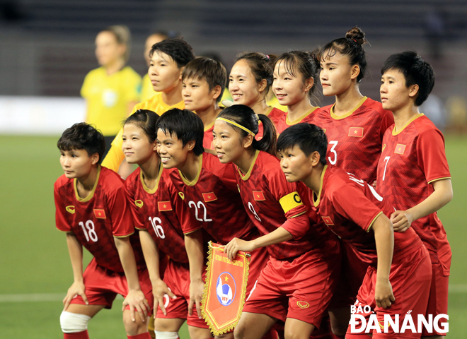 Dù không có nhiều hy vọng nhưng người hâm mộ vẫn chờ đợi các tuyển thủ nữ Việt Nam sẽ thi đấu với quyết tâm cao nhất trước đối thủ rất mạnh là đội chủ nhà Úc trong trận đấu hôm nay. 		 				           	                       Ảnh: ĐỨC CƯỜNG