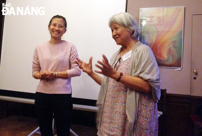 Chị Huyền (trái) cùng chuyên gia Thanh Cherry giới thiệu về sự phát triển phong trào giáo dục Steiner-Waldorf tại Việt Nam trong cộng đồng quốc tế.  (Ảnh nhân vật cung cấp)