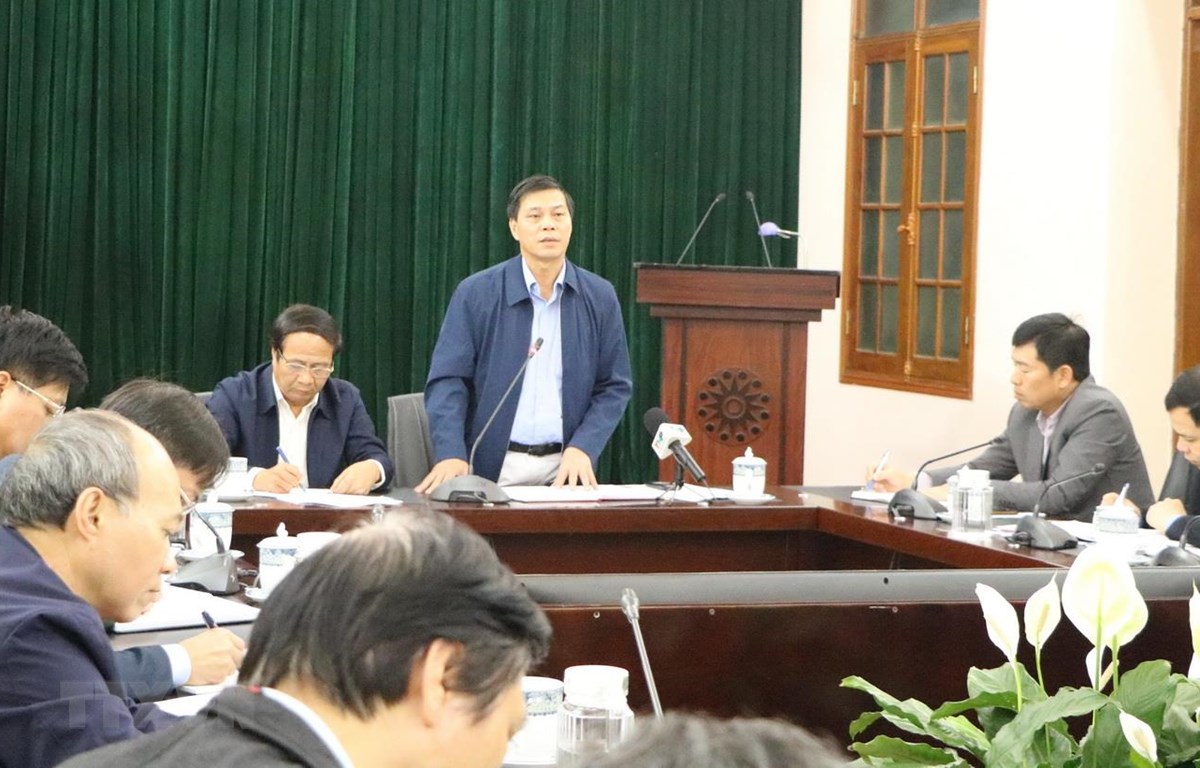 Chủ tịch UBND thành phố Hải Phòng Nguyễn Văn Tùng chỉ đạo giám sát chặt chẽ những trường hợp tiếp xúc với bệnh nhân nhiễm Covid-19 và các trường hợp có yếu tố nguy cơ cao. (Ảnh: Minh Thu/TTXVN)