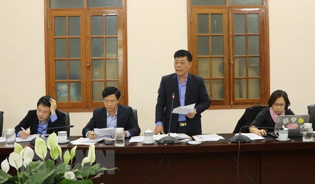 Chủ tịch UBND huyện Thủy Nguyên Nguyễn Huy Hoàng báo cáo về các trường hợp tiếp xúc gần với bệnh nhân nhiễm Covid-19 thứ 17 của Việt Nam. (Ảnh: Minh Thu/TTXVN)