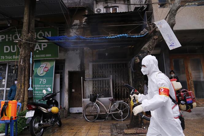 Lực lượng bộ đội hóa học phun thuốc khử khuẩn khu vực phố Trúc Bạch, quận Ba Đình, nơi có nhà của bệnh nhân N.H.N mắc Covid-19. Ảnh: Dương Giang/TTXVN.