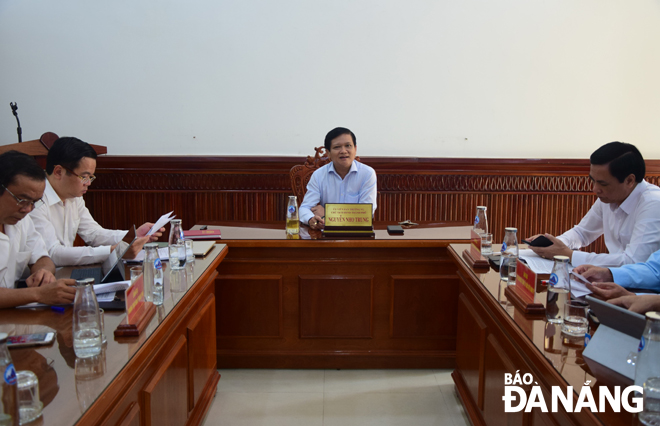 Chủ tịch HĐND thành phố Nguyễn Nho Trung chủ trì cuộc họp. Ảnh: Trọng Huy 