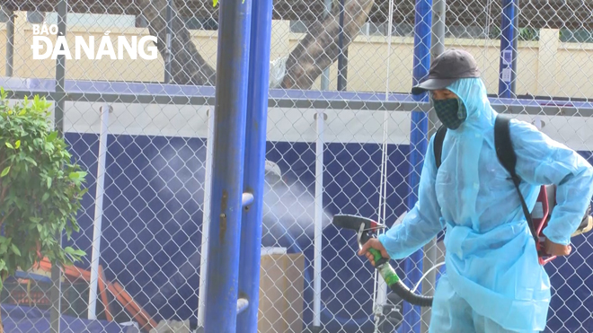 Lực lượng y tế dự phòng quận Ngũ Hành Sơn phun thuốc khử trùng tại công sở, trường học để phòng, chống Covid-19.  						   Ảnh: ĐOÀN SƠN 